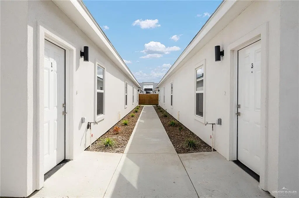 3 bed, 2.0 bath, 1300 sqft, $1,350 — Photo 3