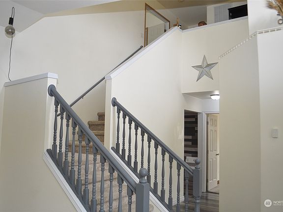 Nice wide staircase greets you at the front door.>