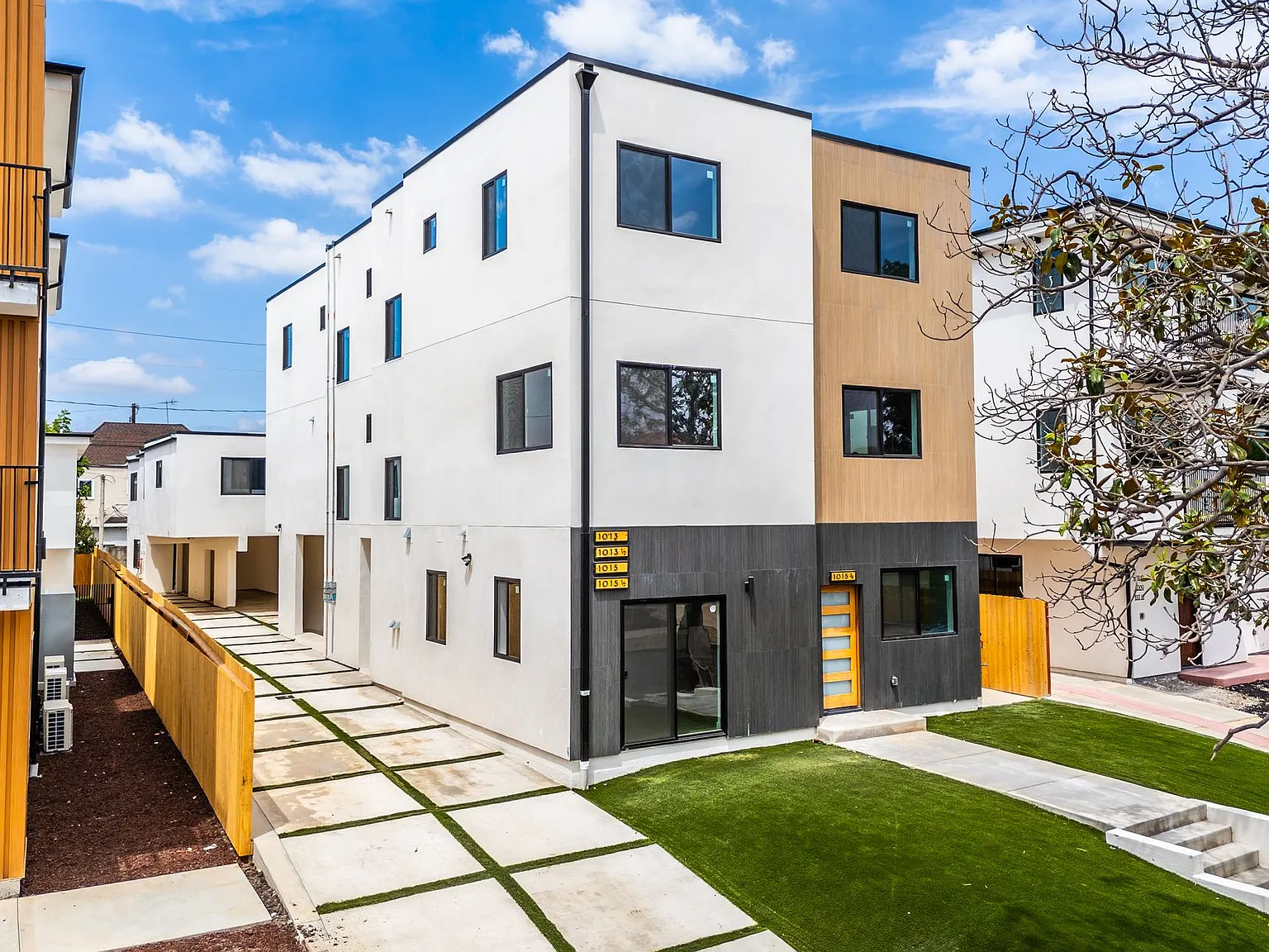 Gorgeous New Townhomes In Prime Location — Photo 2