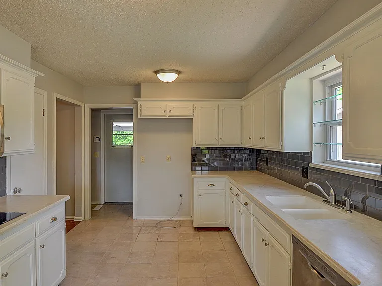 9800 Craford Ct — Photo 12