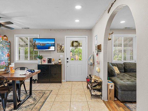 4th image of 313 Berrydale Ave