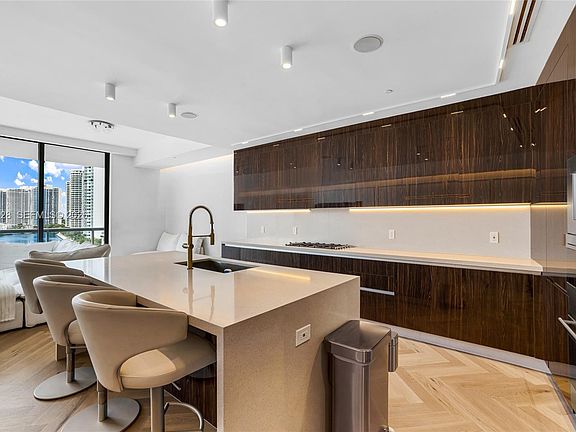5th image of 3300 NE 188th St APT 812