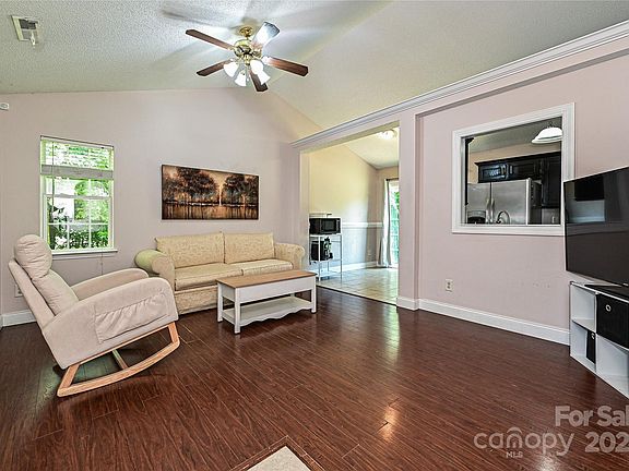 5th image of 705 White Oak Ln