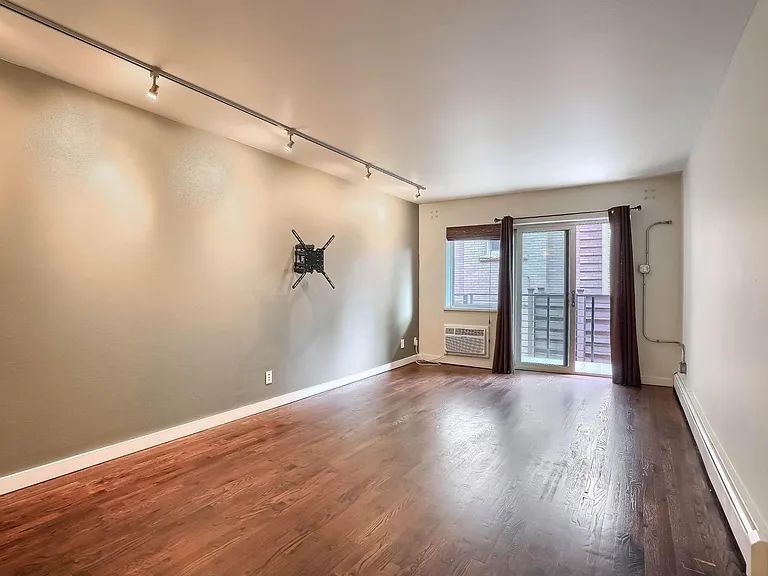 1245 Columbine St #204 — Photo 6