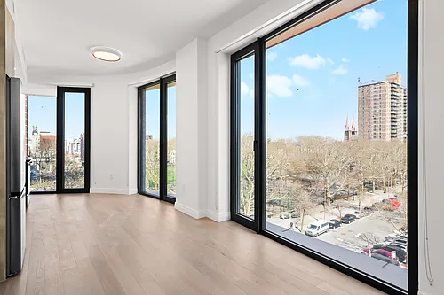255 Lorimer St Photo 1