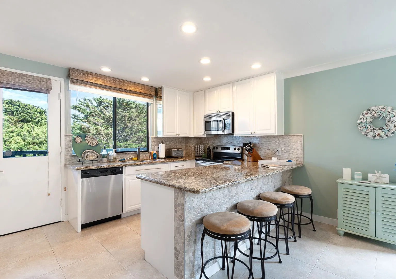 Sophisticated Beachfront Escape with Panoramic Ocean Views — Photo 2