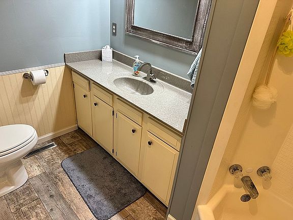 5th image of 1018 N Hartford Ave