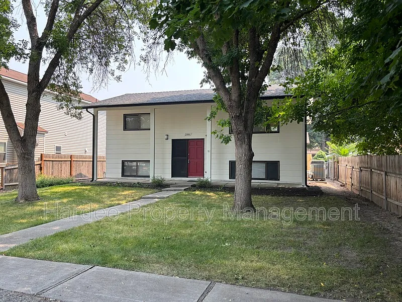 4 bed, 2.0 bath, 1800 sqft, $2,295 — Photo 2