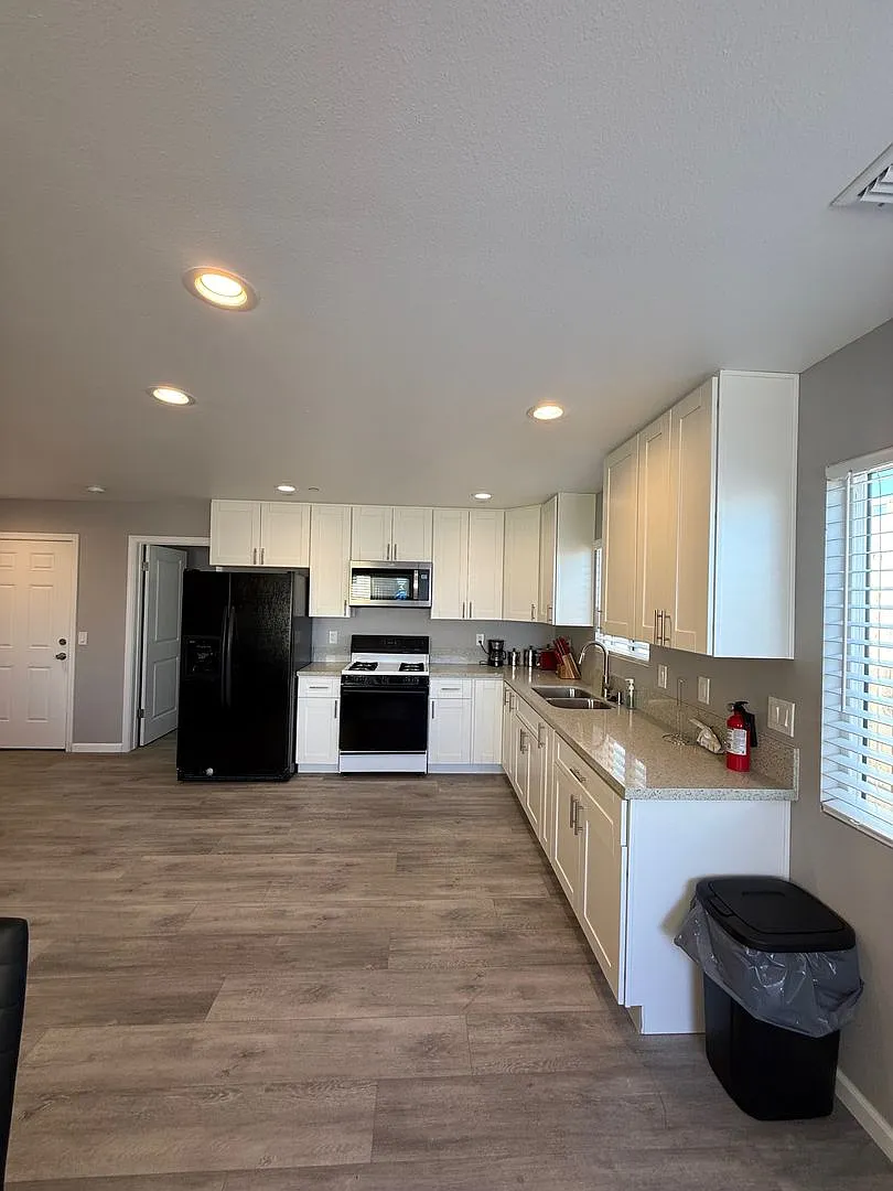 Gorgeous Furnished 3 Bedroom 2 Bath home — Photo 1