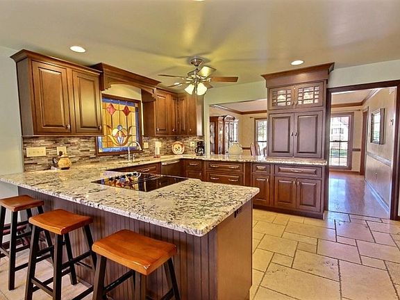 4th image of 2385 Oak Trail Dr