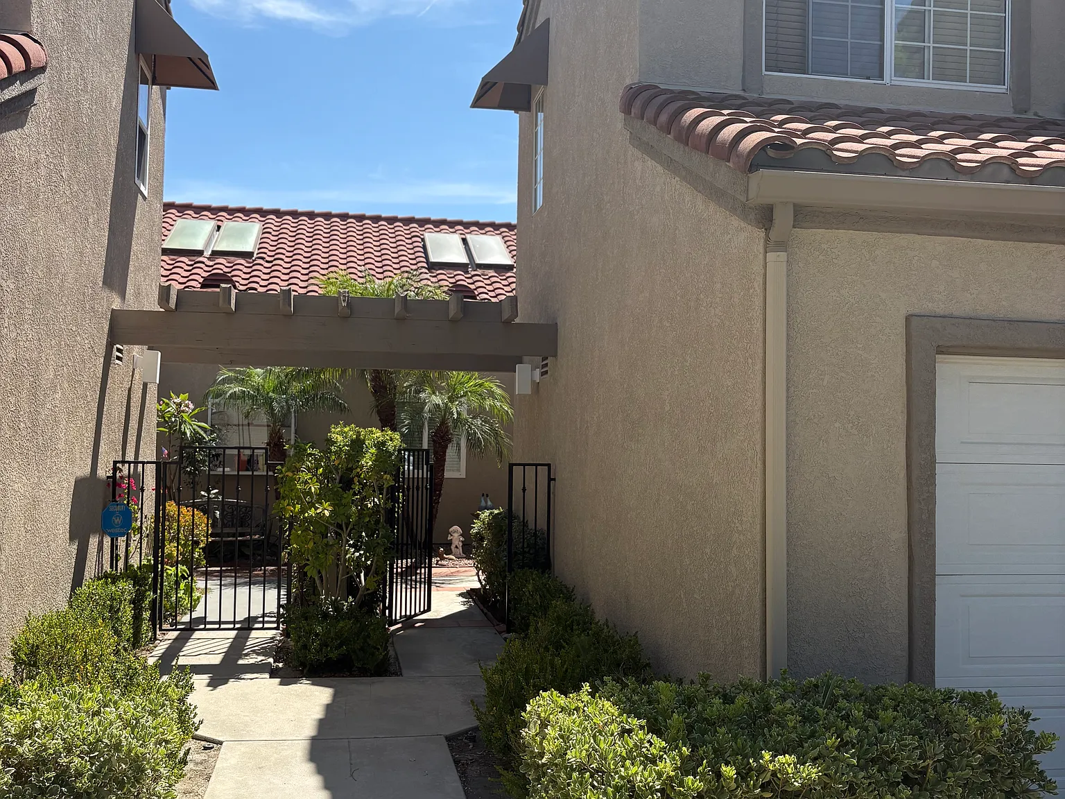 2 bed, 2.5 bath, 1429 sqft, $3,900 — Photo 4