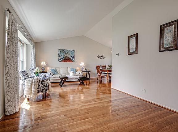 3rd image of 318 Chateau Dr
