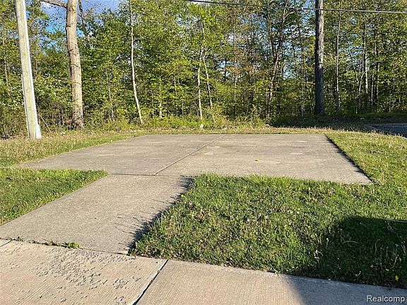 5th image of 20 Eden Park Dr