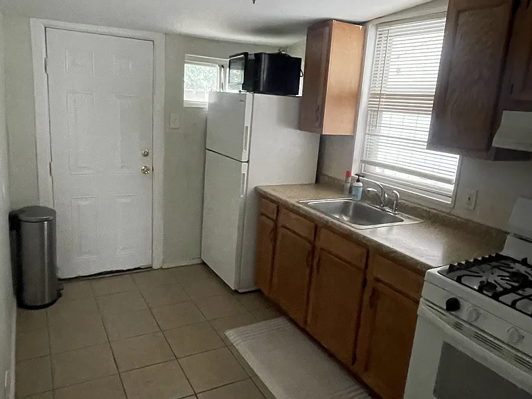 2312 Mercer St — Photo 4
