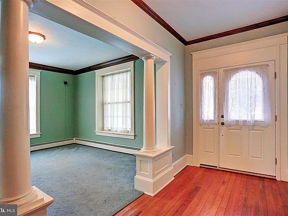 4th image of 216 Lincolnway E