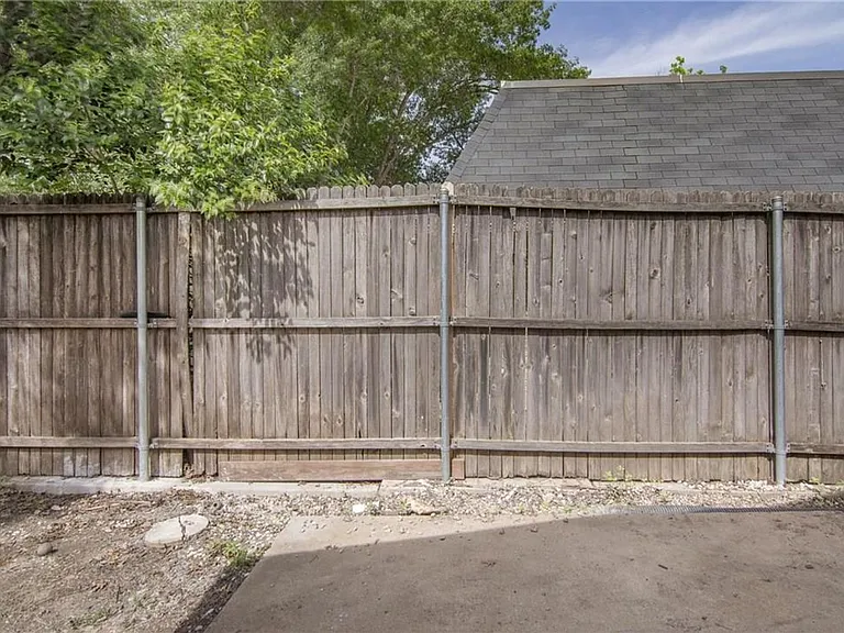 2808 Golfing Green Dr — Photo 22