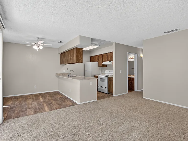 Laurel Oaks — Photo 37
