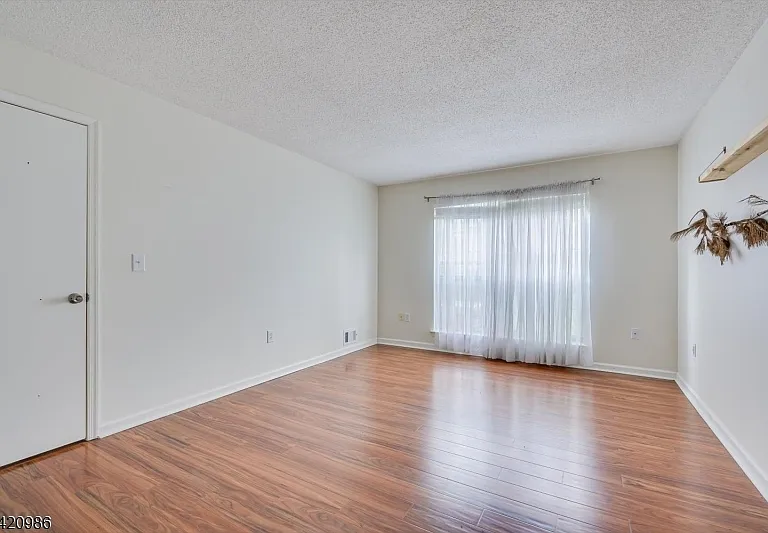 69 Amberly Ct — Photo 10