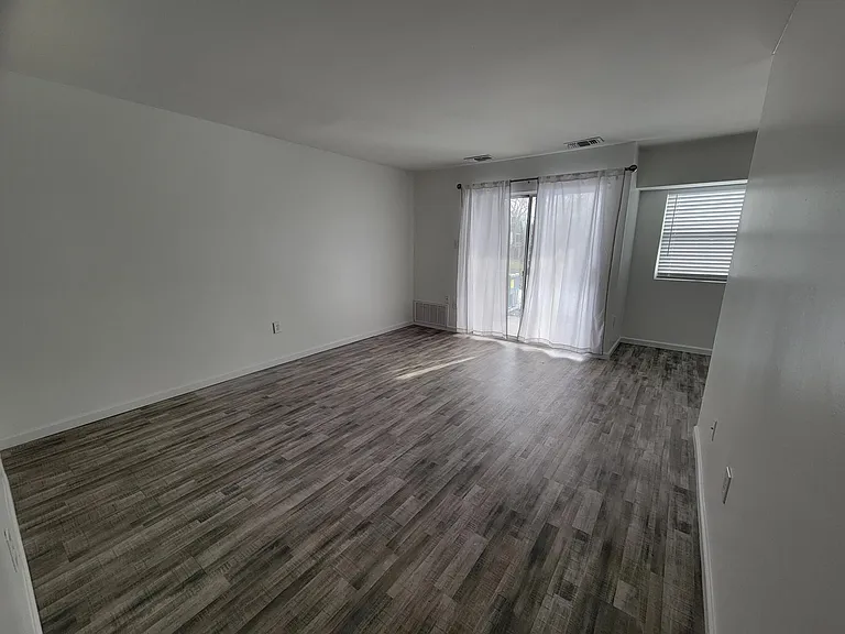 307 Meadowview Ln #307 — Photo 2