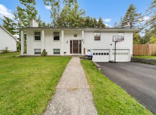 2400 Lynnhurst Dr, Vestal, NY 13850