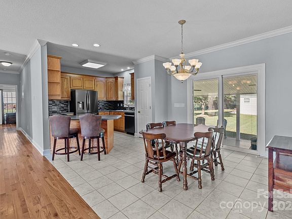 5th image of 165 Rebecca Ln