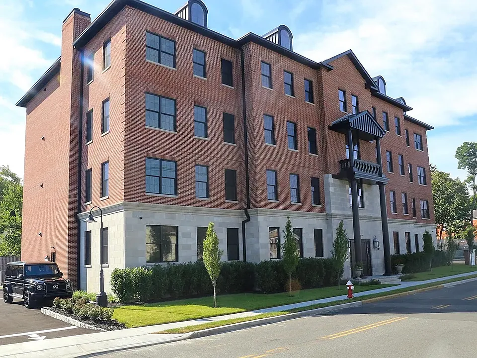 80 Roseland Ave #305