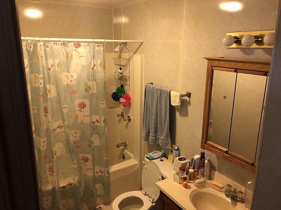 3rd image of 704 N Van Buren St