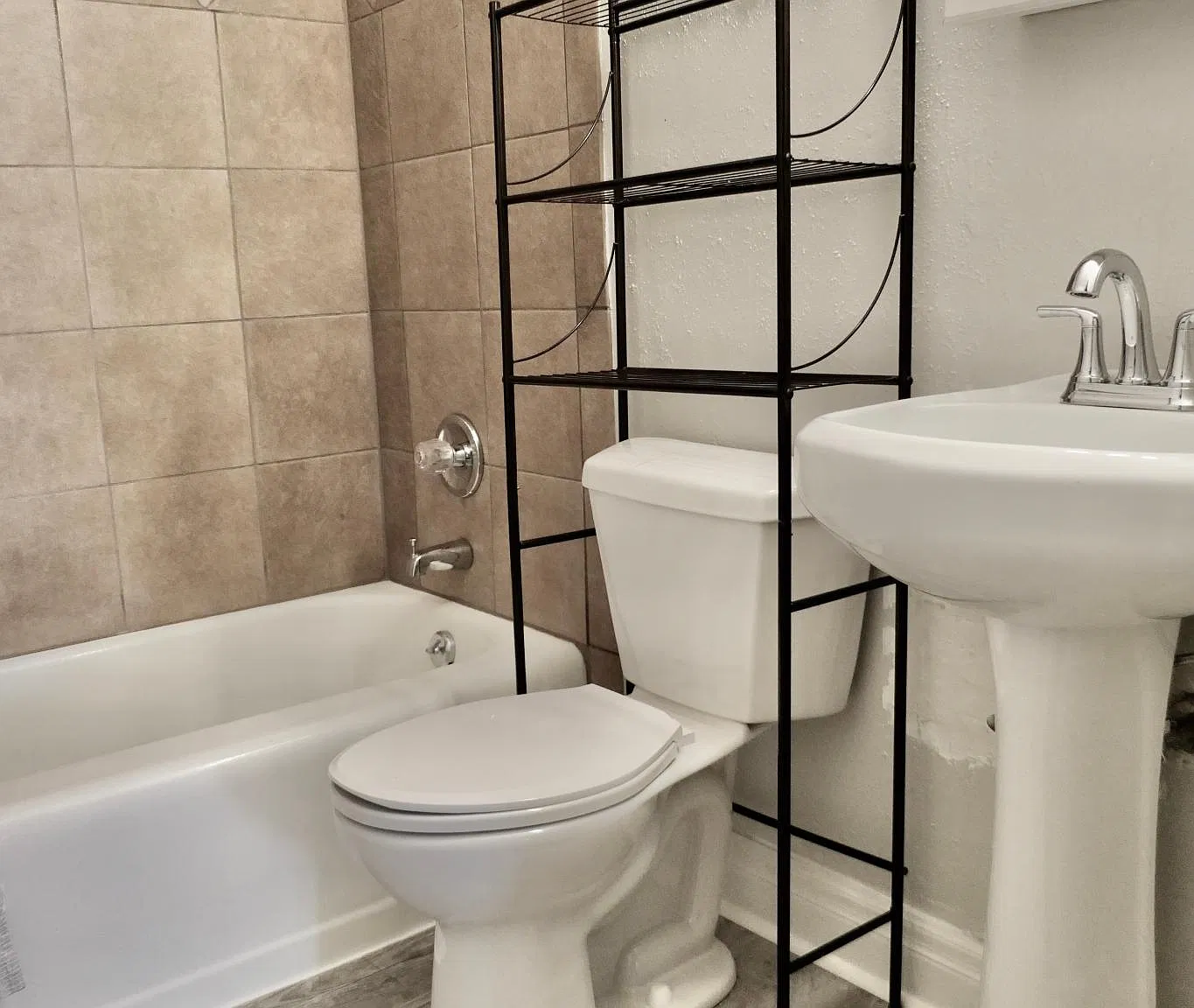 1322 Dallas Rd — Photo 3