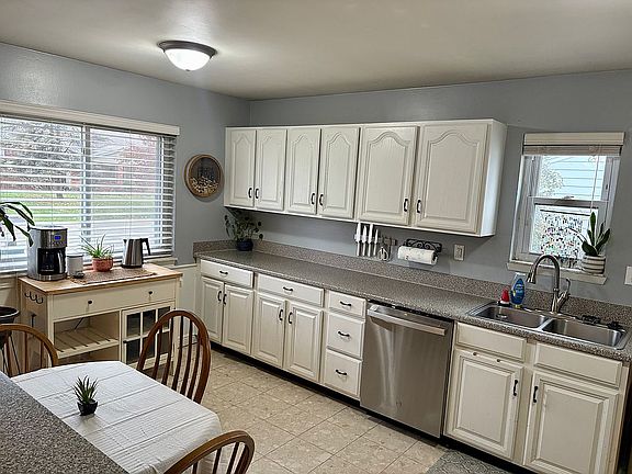 3rd image of 15428 Loveland St