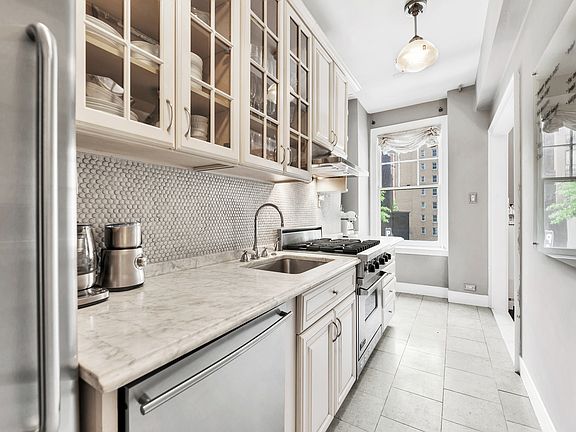 5th image of 242 E 19th St APT 3D