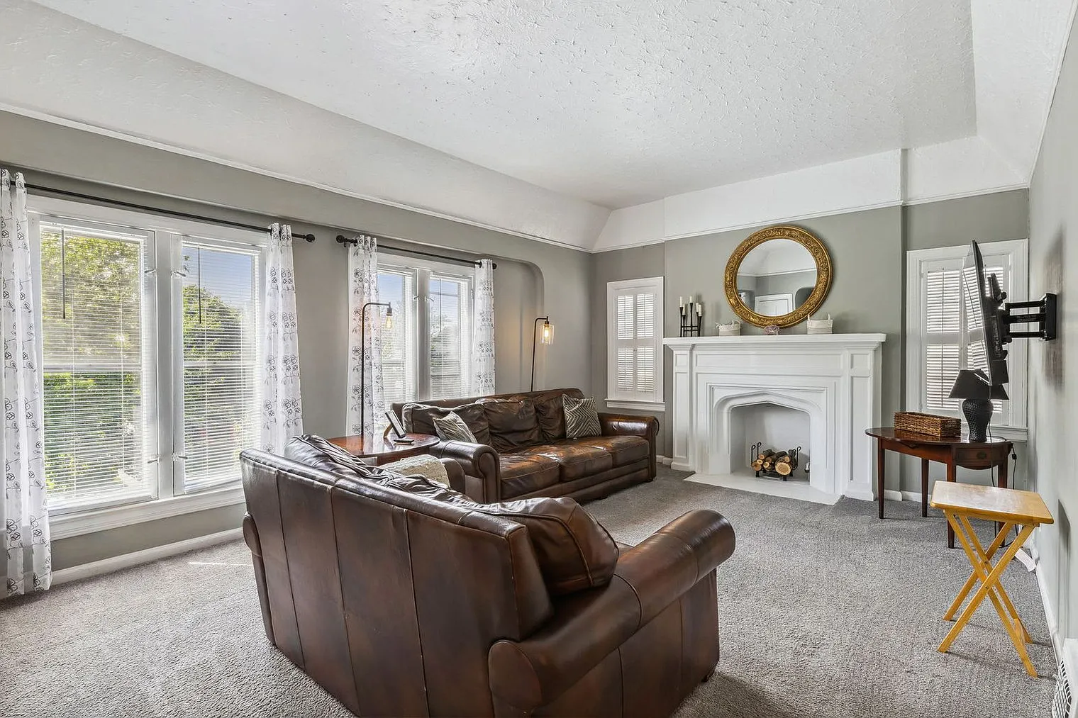3 bed, 2.0 bath, 1991 sqft, $2,432 — Photo 2