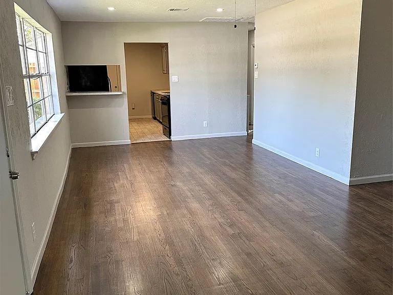 2502 Kingsdale Dr — Photo 4