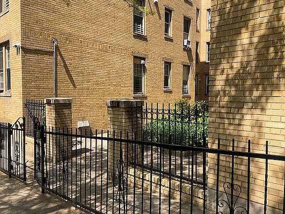 4th image of 549 41st St APT 3C