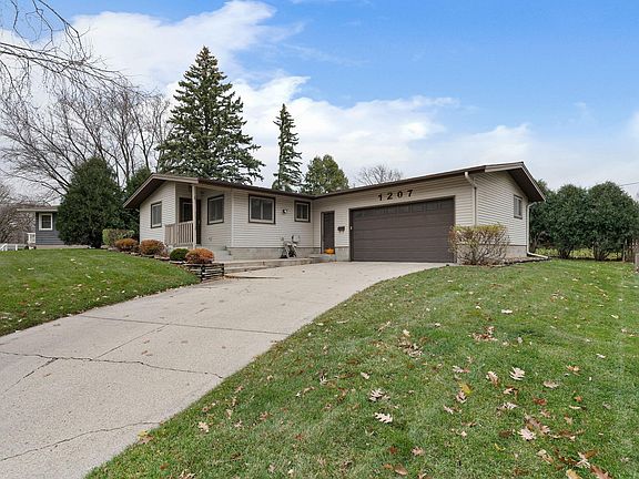 2nd image of 1207 Woodridge Pl