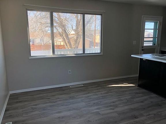 4th image of 370 Holmes St