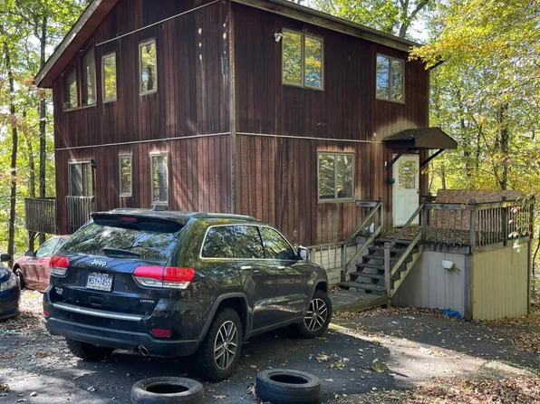 5074 Woodbridge Dr E, Bushkill, PA 18324