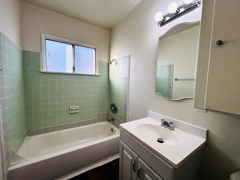 1233 N Ardmore Ave Apartments — Photo 9