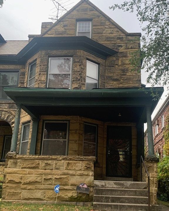 1st image of 703 W Grand Ave
