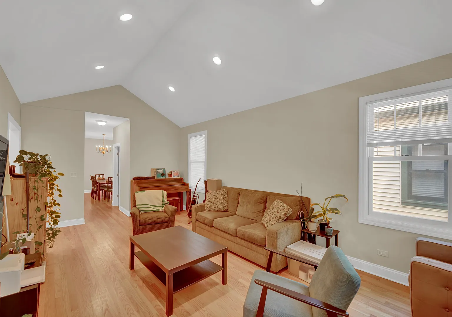 823 Hamlin — Photo 1