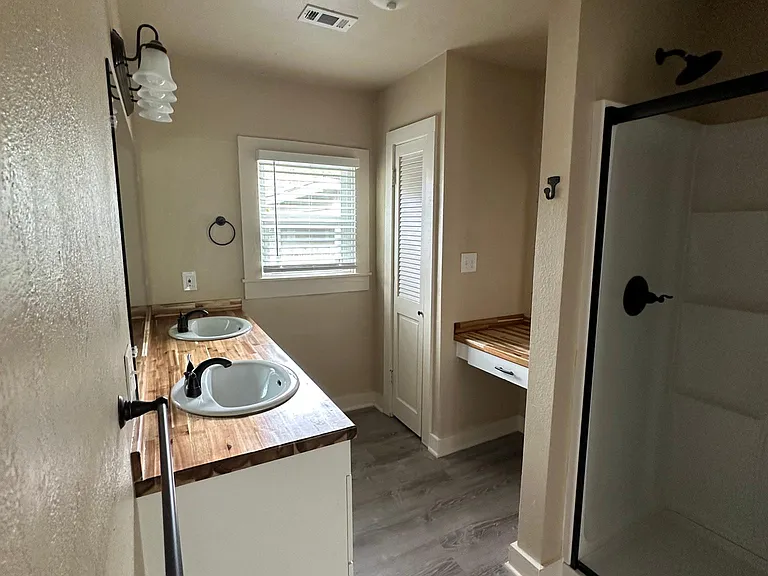 1213 W Walker St — Photo 30
