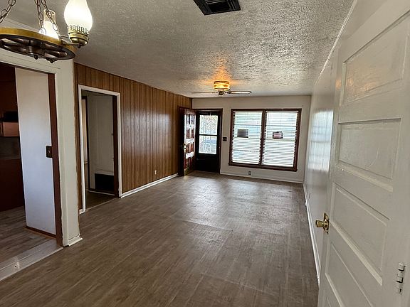 3rd image of 8409 NE 33rd St
