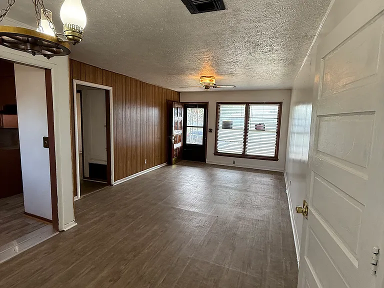 8409 NE 33rd St — Photo 3