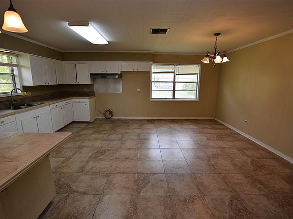 5th image of 204 Live Oak Lane