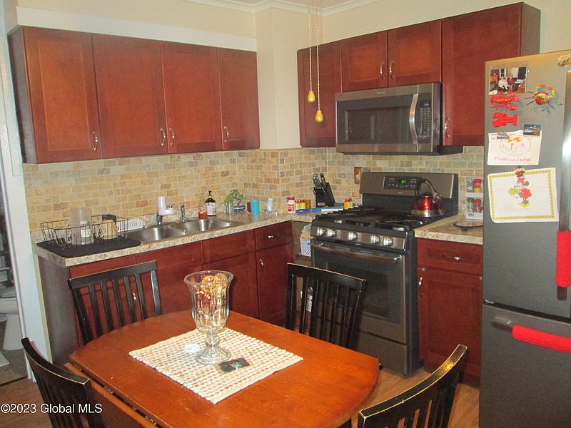 5th image of 129 Kingsboro Avenue