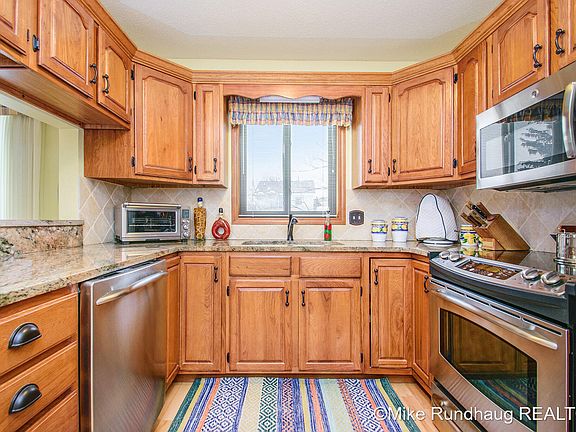 3rd image of 626 Bradford Pl NE