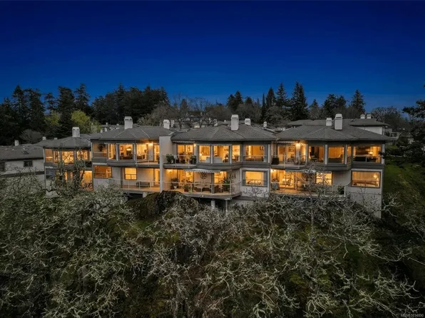 4300 Stoneywood Ln #13, Saanich, BC V8X 5A5