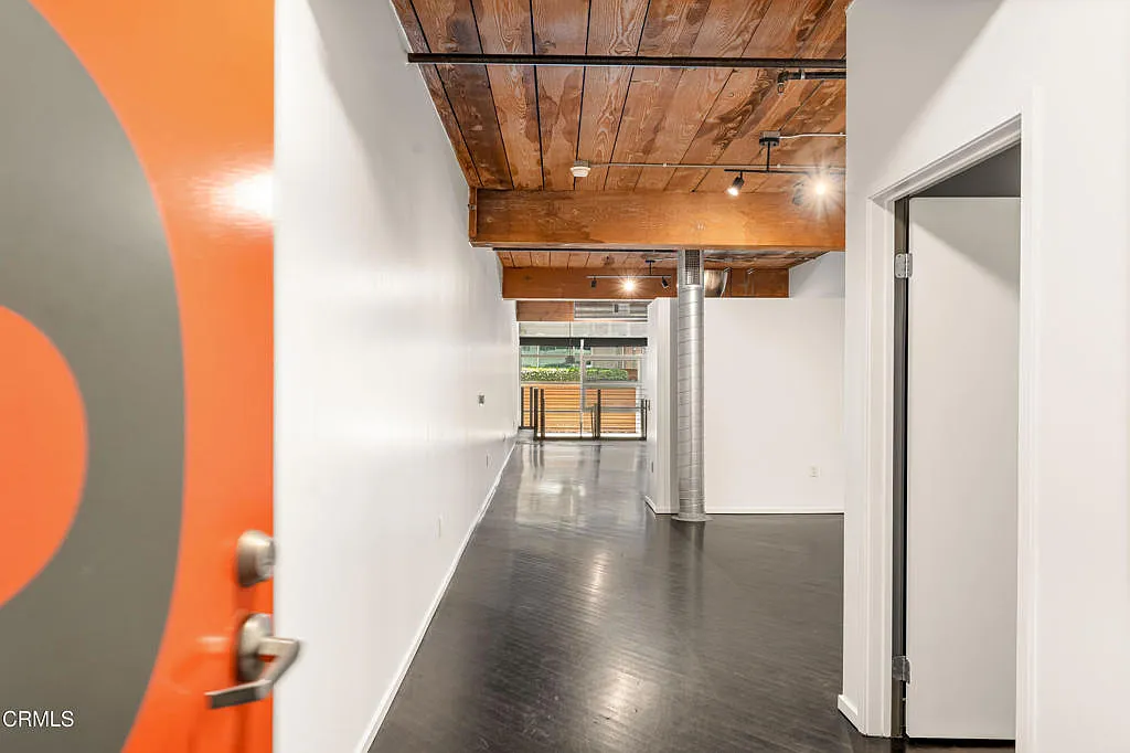 Building Photo - 530 S Hewitt St #130