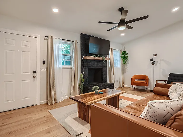 306 E Powell Ln — Photo 21