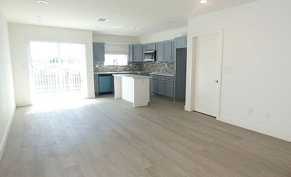 2nd image of 11205 Oxnard St #B