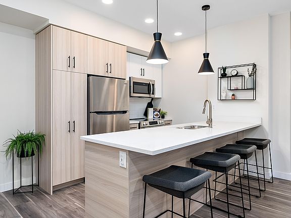 5th image of 565 Griesbach Parade NW #1349970